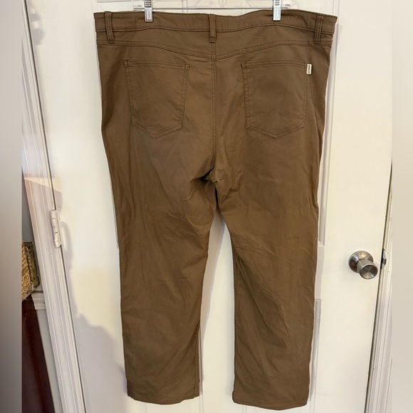 Men’s Magellan Outdoors Brown Pants 40x32 Stain Release Chino - Picture 2 of 2
